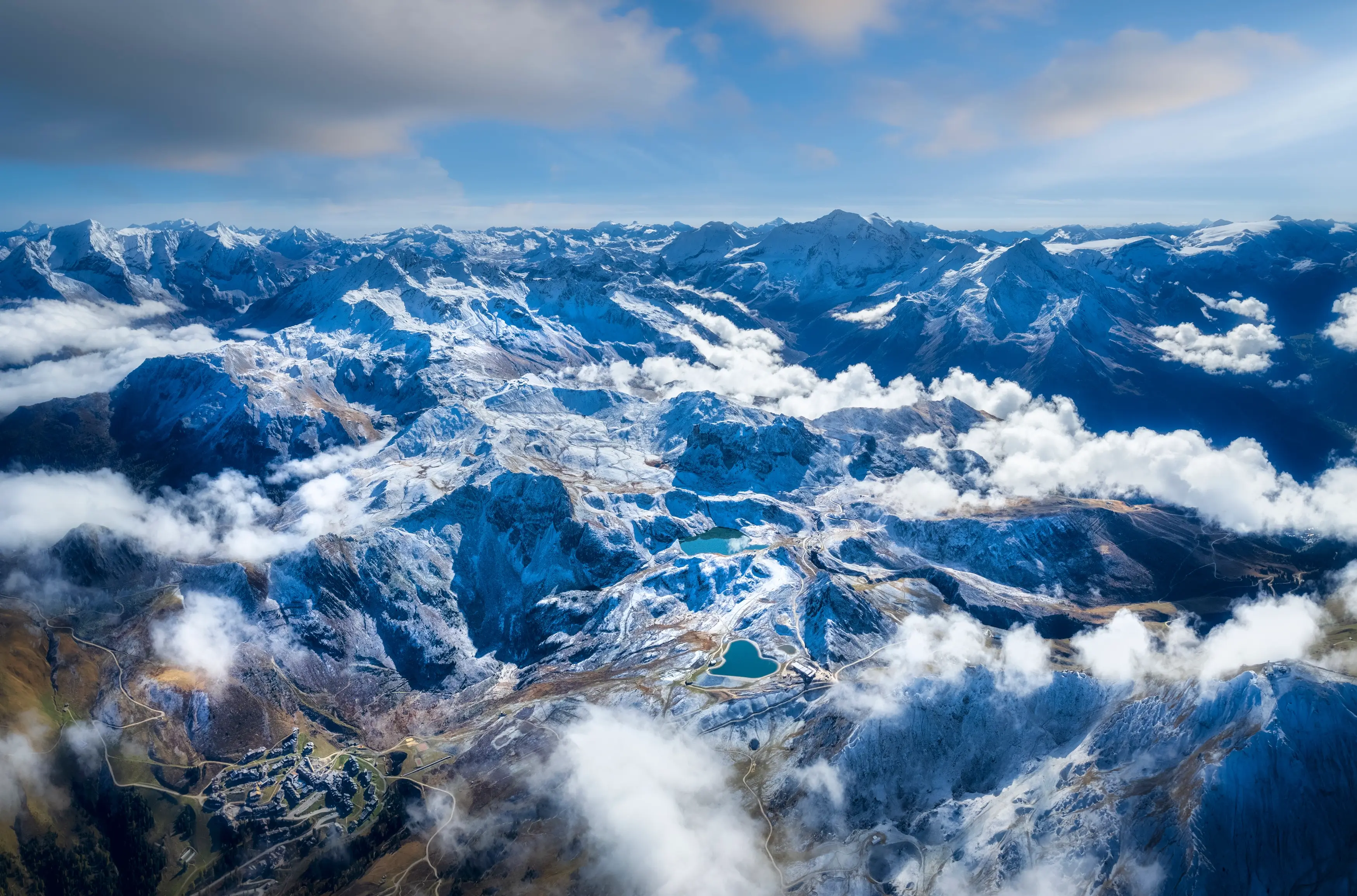 Vue panoramique sur les montagnes enneigées du domaine Paradiski au coucher du soleil